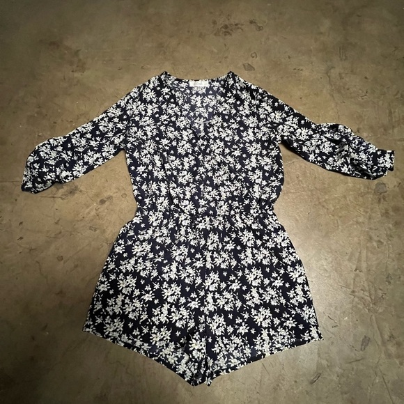 Flower print romper with deep v neckline - Picture 4 of 8